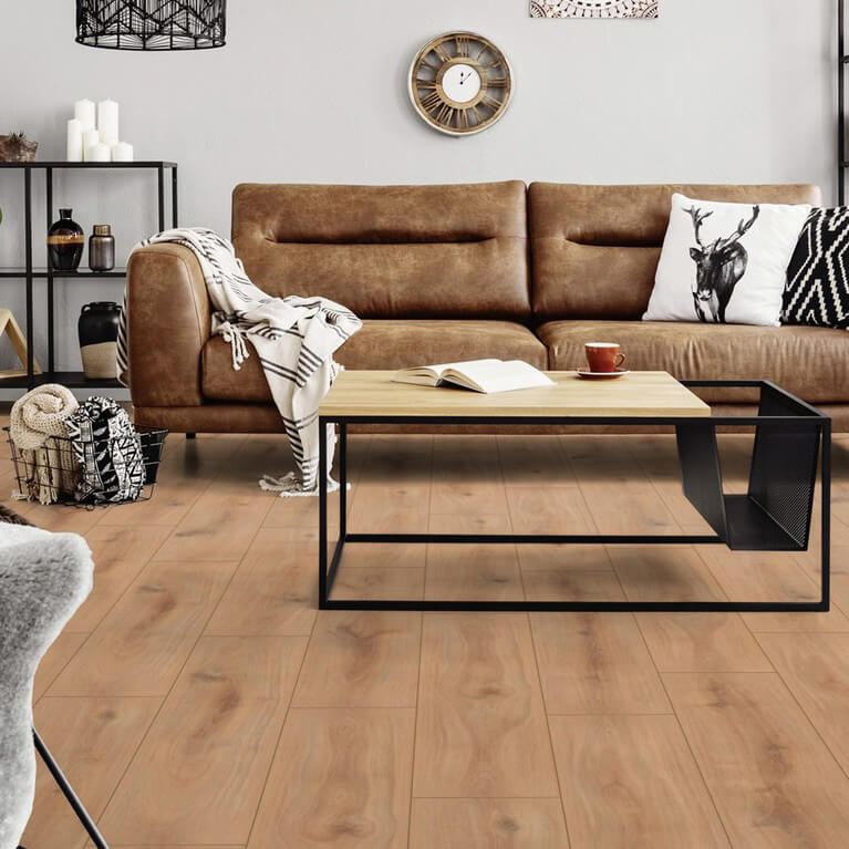 Laminat Eiche Dessau in Holzoptik Landhausdielen. Laminatboden bei Vinylshop24. Einfache Verlegung, robust & pflegeleicht.