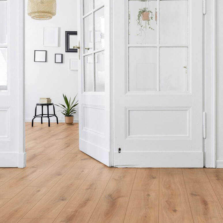 Laminat Eiche Dessau in Holzoptik Landhausdielen. Laminatboden bei Vinylshop24. Einfache Verlegung, robust & pflegeleicht.