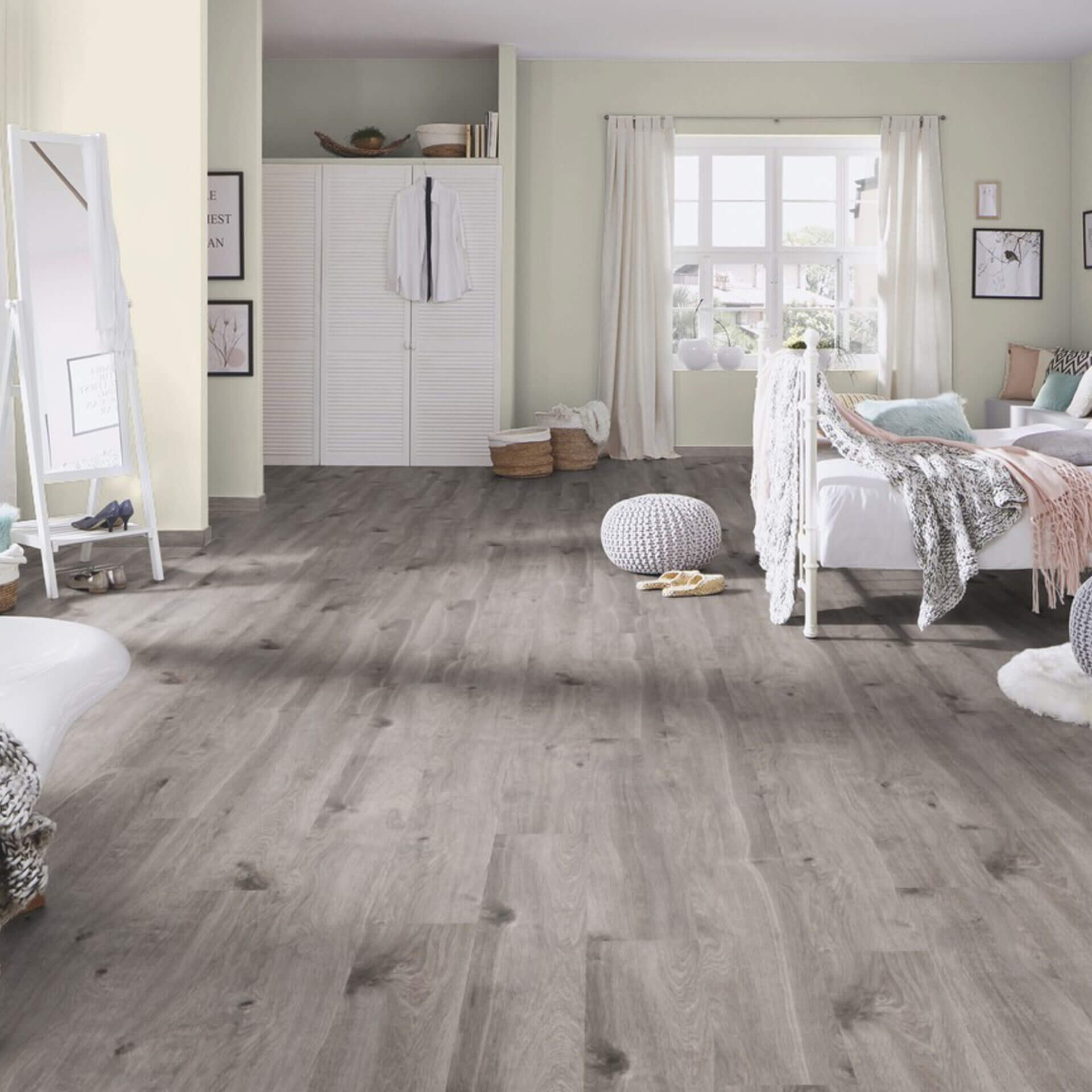 Laminat Eiche Güstrow in Holzoptik Landhausdielen. Laminatboden bei Vinylshop24. Einfache Verlegung, robust & pflegeleicht.