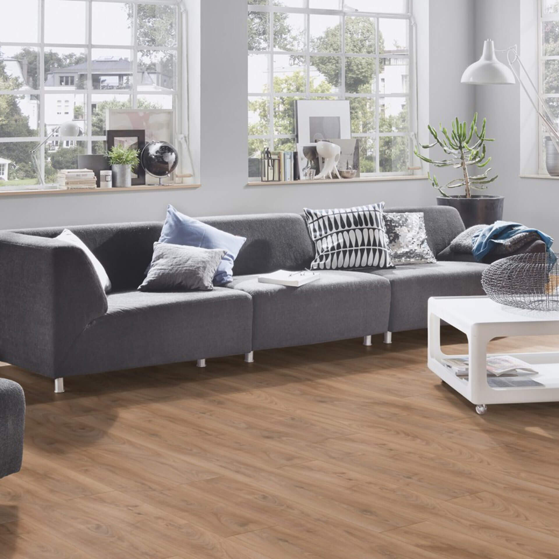 Laminat Eiche Neustrelitz in Holzoptik Landhausdielen. Laminatboden bei Vinylshop24. Einfache Verlegung, robust & pflegeleicht.