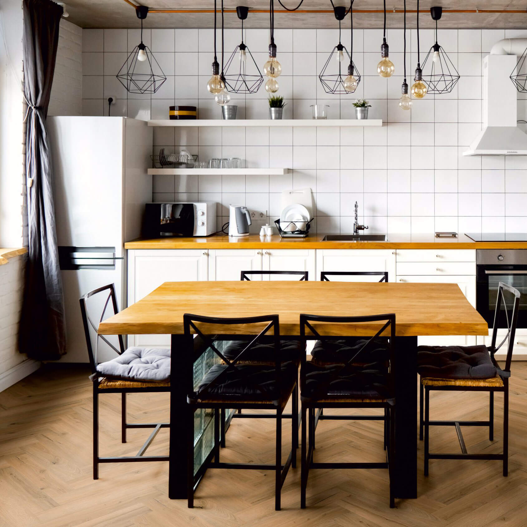 Vinylboden im Fischgrät Design – edles Klick-Vinyl in Eiche-Holzoptik aus der EleganceLock-Kollektion, modern, wasserdicht und pflegeleicht, erhältlich bei vinylshop24