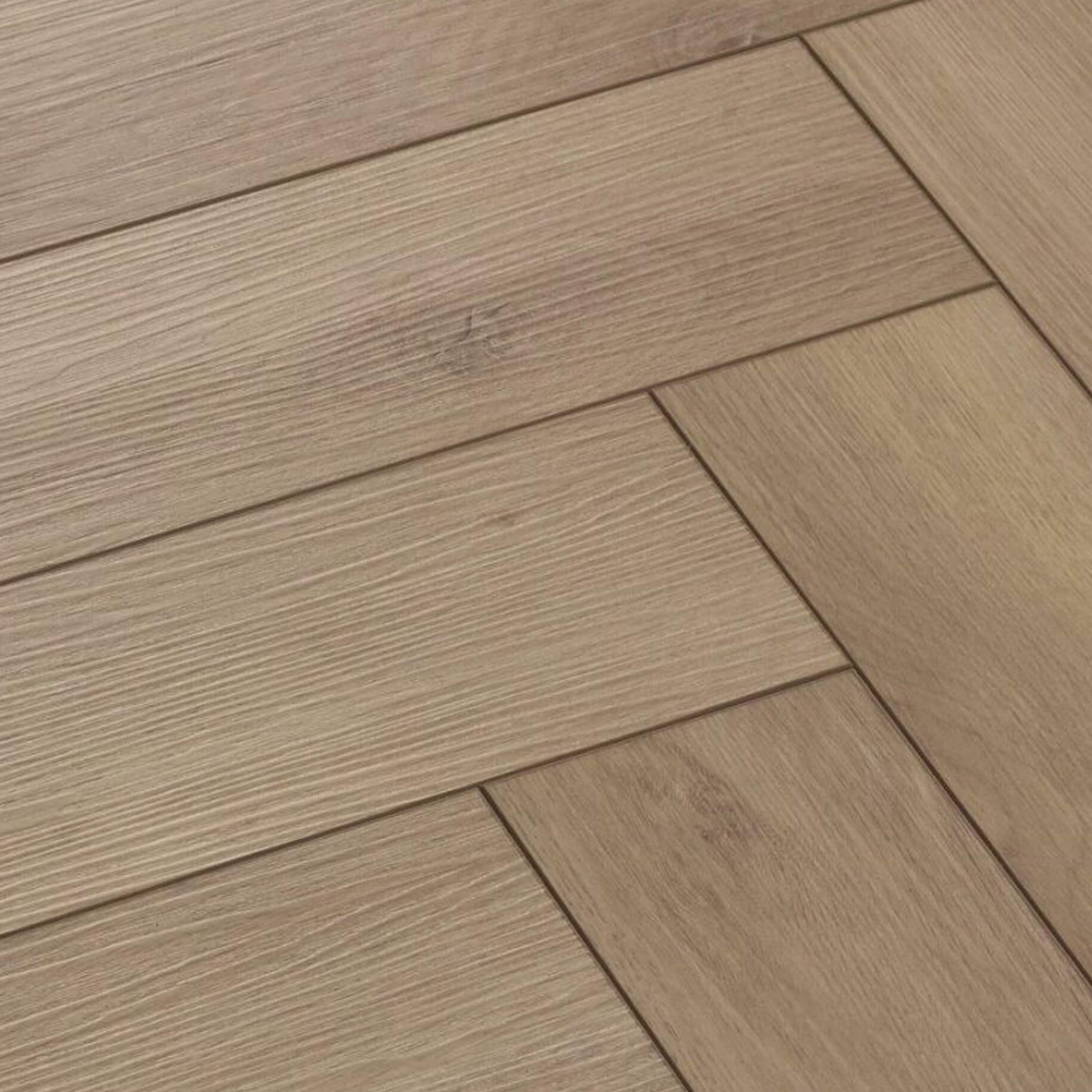 Vinylboden im Fischgrät Design Neapel – edles Klick-Vinyl in authentischer Eiche Holzoptik aus der FlexiLock Select Kollektion, modern, wasserdicht und pflegeleicht, erhältlich bei vinylshop24