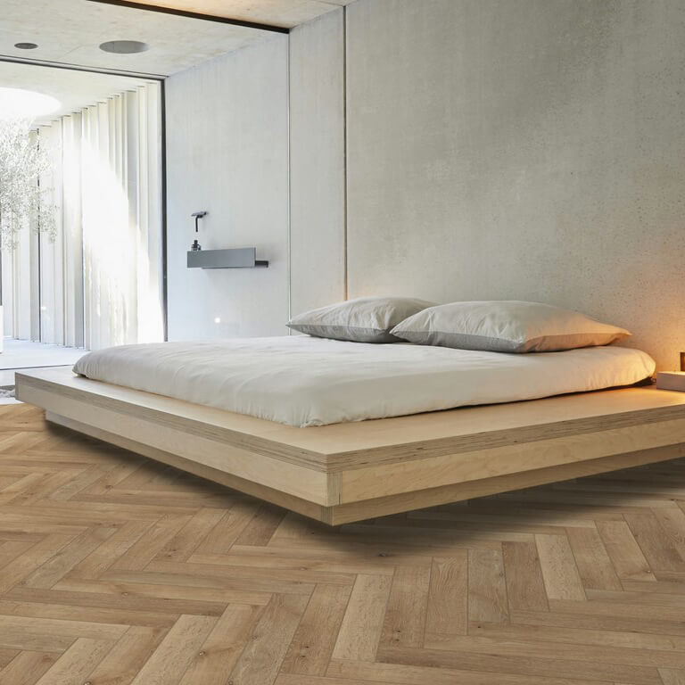 Vinylboden im Fischgrät Design Verona – edles Klick-Vinyl in authentischer Eiche Holzoptik aus der FlexiLock Select Kollektion, modern, wasserdicht und pflegeleicht, erhältlich bei vinylshop24