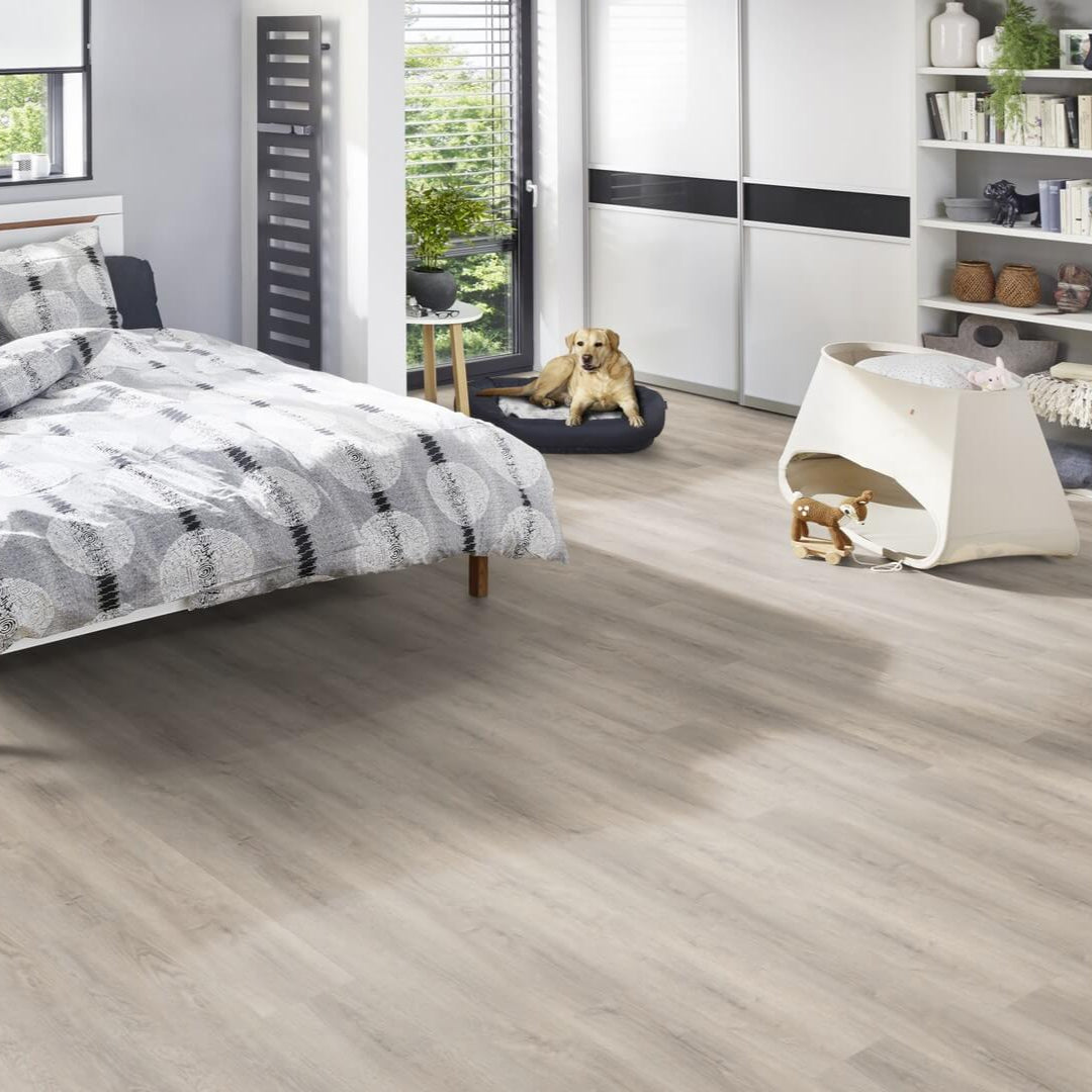 Robuster und pflegeleichter Designerboden – wasserdichtes Klick-Vinyl im Landhausdielen-Stil