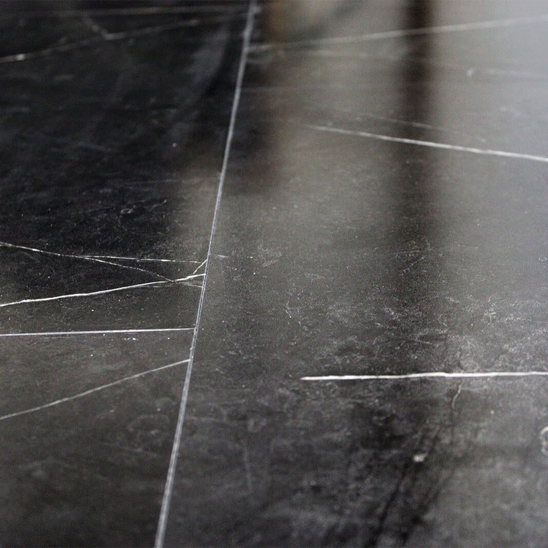 Vinylboden in Fliesenoptik mit Marmor Effekt– edles Klick-Vinyl der EleganceLock-Serie Tallinn - schwarz, modern, wasserdicht und pflegeleicht, erhältlich bei vinylshop24