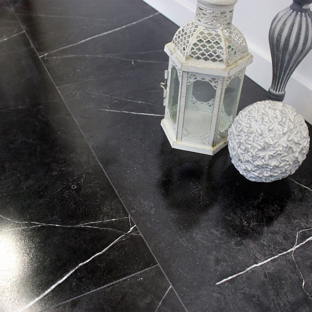 Vinylboden in Fliesenoptik mit Marmor Effekt– edles Klick-Vinyl der EleganceLock-Serie Tallinn - schwarz, modern, wasserdicht und pflegeleicht, erhältlich bei vinylshop24