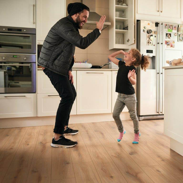 Laminat Eiche Dessau in Holzoptik Landhausdielen. Laminatboden bei Vinylshop24. Einfache Verlegung, robust & pflegeleicht.