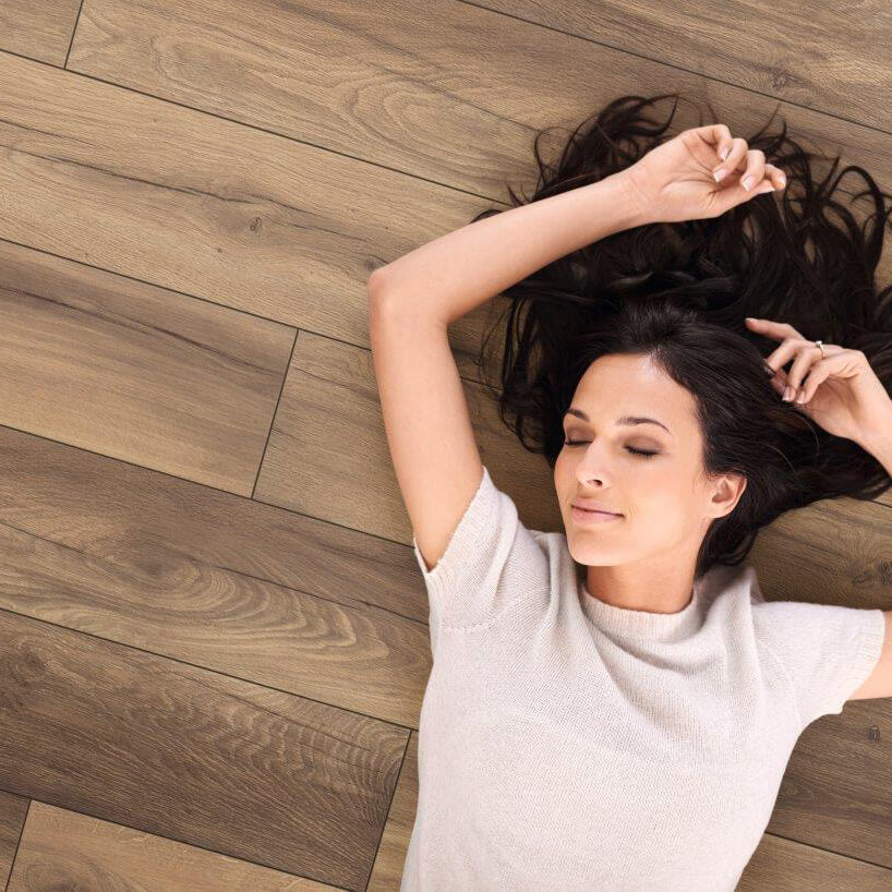 Laminat Eiche Freiberg in Holzoptik Landhausdielen. Laminatboden bei Vinylshop24. Einfache Verlegung, robust & pflegeleicht.