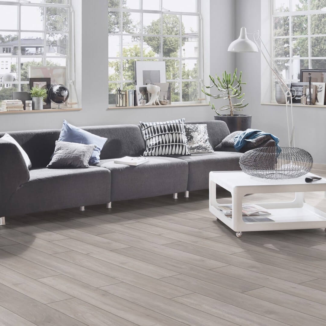 Laminat Bayreuth in Eiche Holzoptik Landhausdielen. Laminatboden bei Vinylshop24. Einfache Verlegung, robust & pflegeleicht.