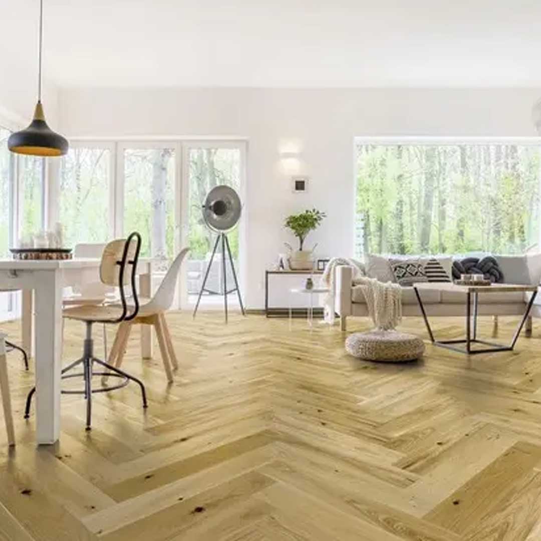 Parkett in Fischgrätoptik im Wohnzimmer verlegt von Vinylshop24