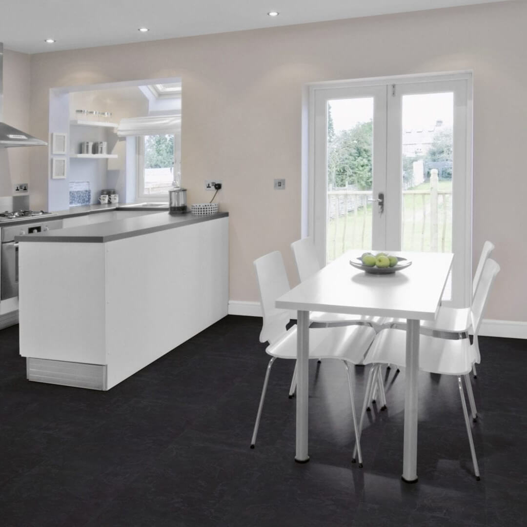 Elegantes Vinyl in Schiefer-Optik – hochwertiges Klick-Vinyl der EleganceLock-Serie Athen in schwarzer Fliesenoptik, wasserdicht und stilvoll, jetzt bei vinylshop24 erhältlich