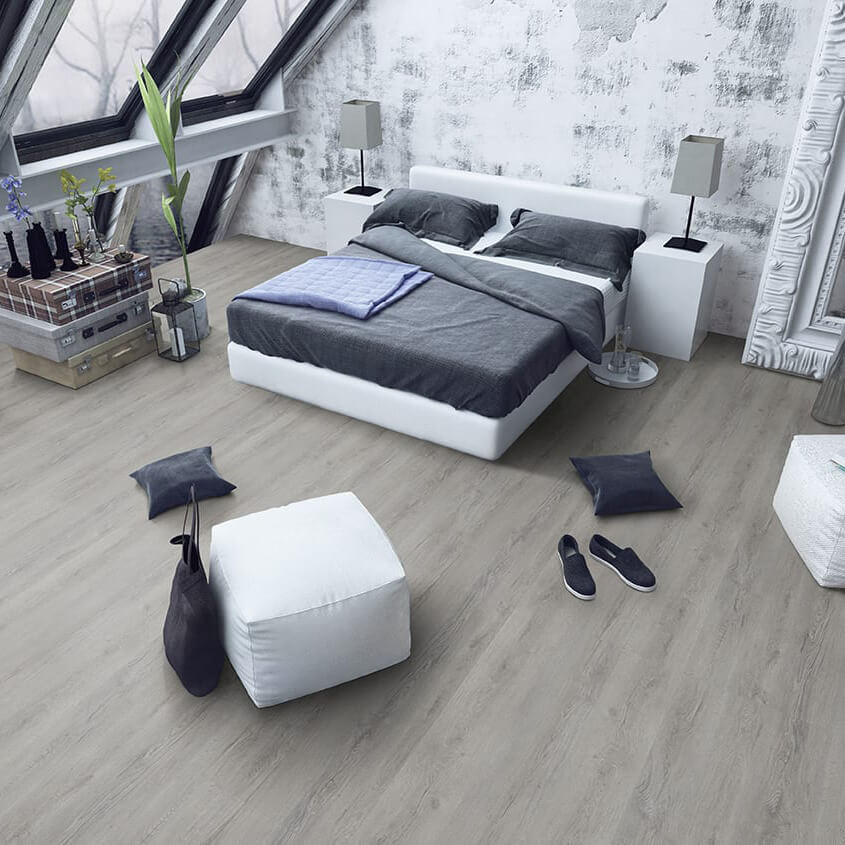 Vinylboden in grauer Eiche Holzoptik – hochwertiges Klick-Vinyl Sevilla im Landhausdielen-Design aus der QuickFit Pro Kollektion, modern, wasserdicht und pflegeleicht, erhältlich bei vinylshop24