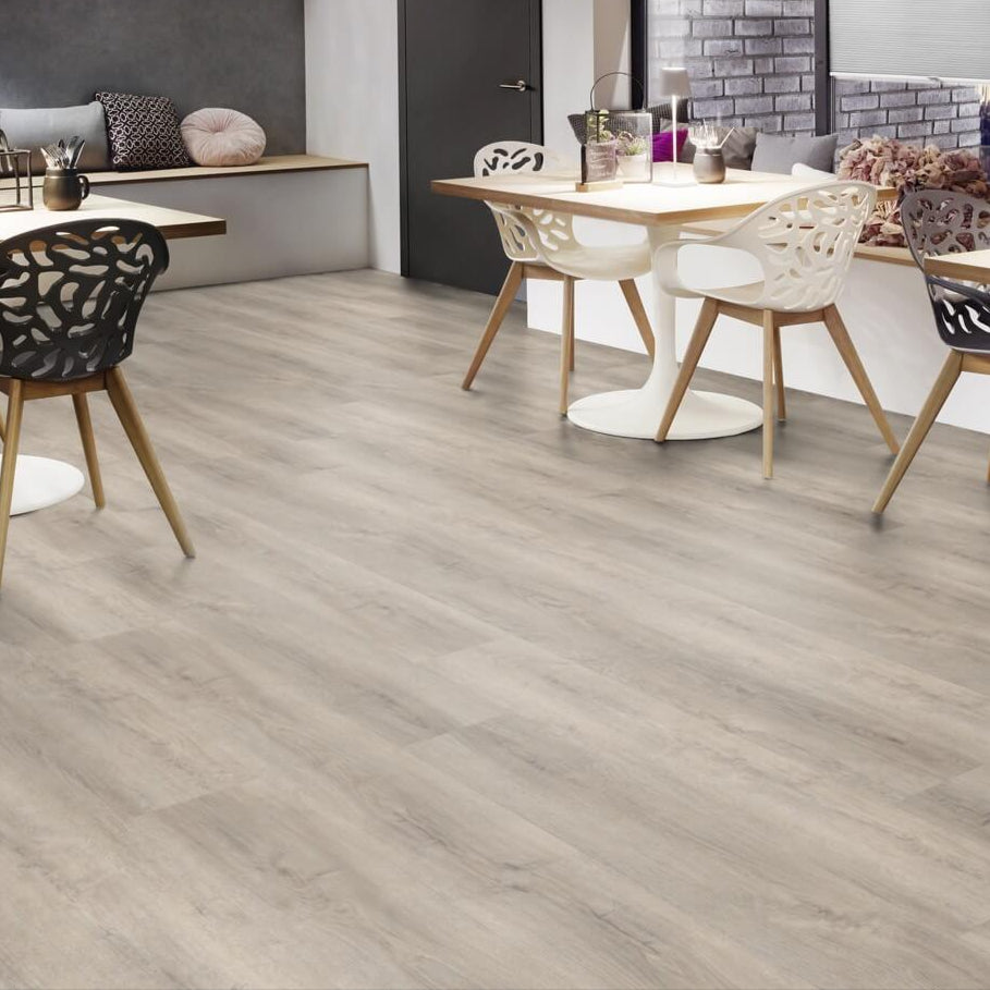 Robuster und pflegeleichter Designerboden – wasserdichtes Klick-Vinyl im Landhausdielen-Stil