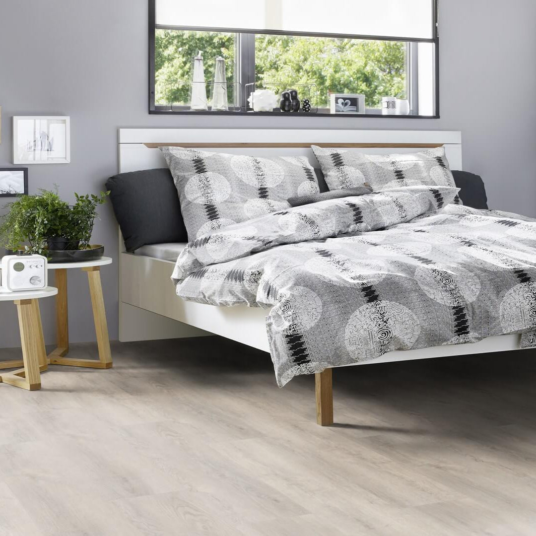 Robuster und pflegeleichter Designerboden – wasserdichtes Klick-Vinyl im Landhausdielen-Stil