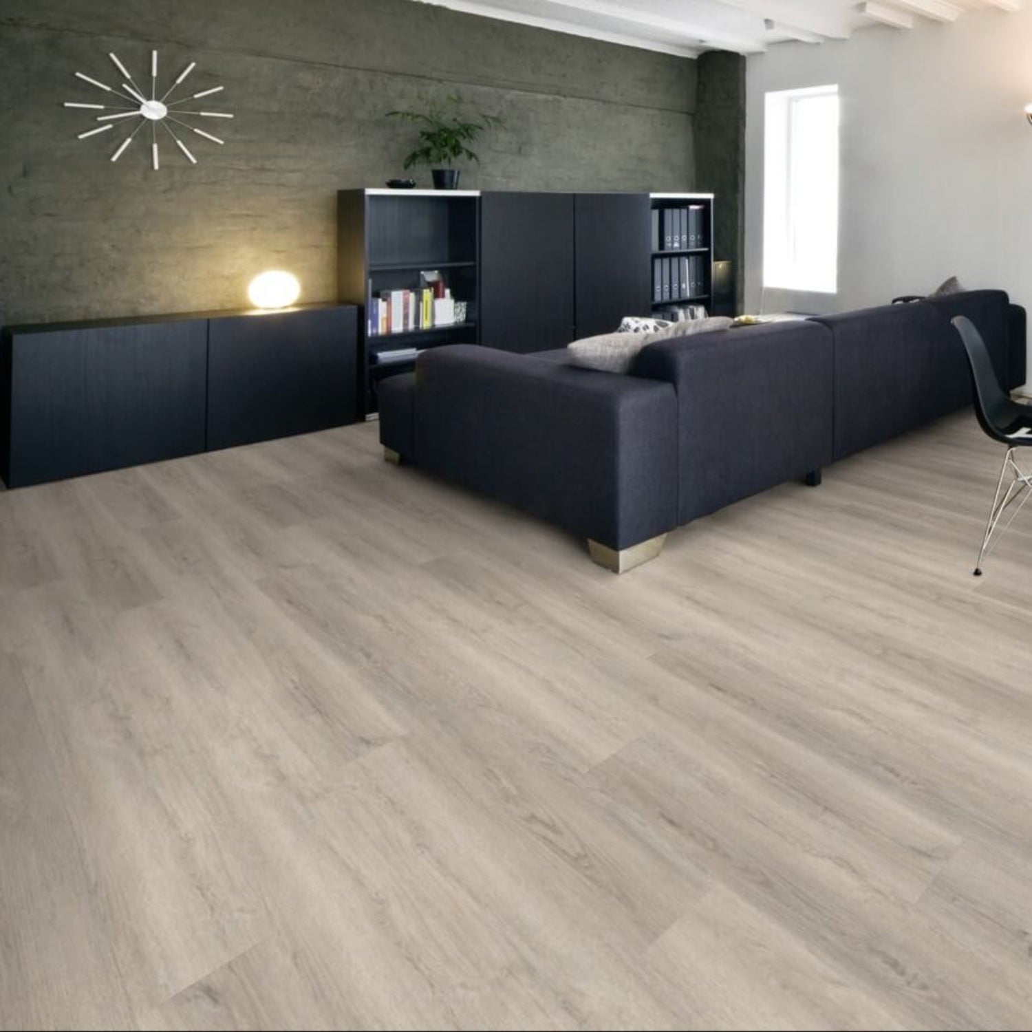 Robuster und pflegeleichter Designerboden – wasserdichtes Klick-Vinyl im Landhausdielen-Stil