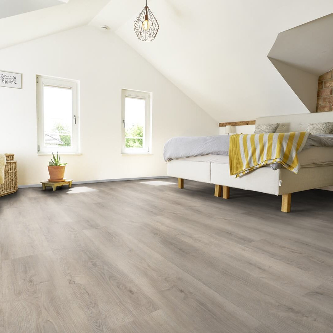 Robuster und pflegeleichter Designerboden – wasserdichtes Klick-Vinyl im Landhausdielen-Stil