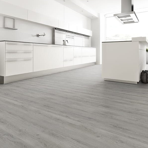 Vinylboden in Holzoptik – elegantes Klick-Vinyl der EleganceLock-Serie Madrid im grauen Landhausdielen-Design, modern und wasserdicht, erhältlich bei vinylshop24