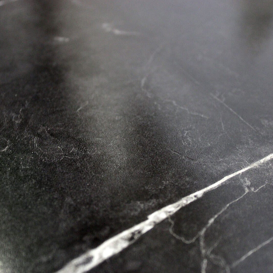 Vinylboden in Fliesenoptik mit Marmor Effekt– edles Klick-Vinyl der EleganceLock-Serie Tallinn - schwarz, modern, wasserdicht und pflegeleicht, erhältlich bei vinylshop24